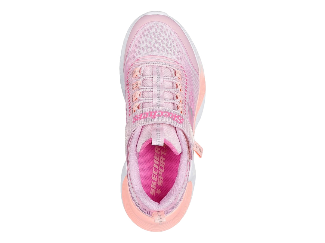 Tenis deportivos Skechers color rosa con suela blanca y correa ajustable.