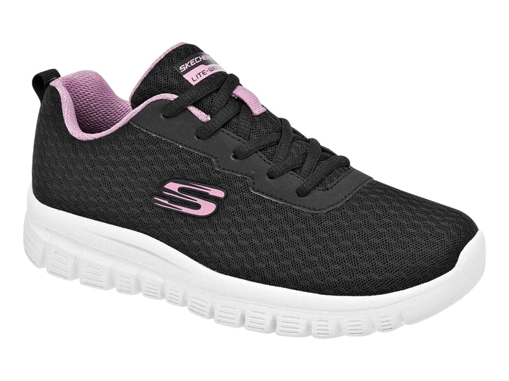 Tenis deportivos Skechers para mujer en color negro con suela blanca y detalles en rosa.
