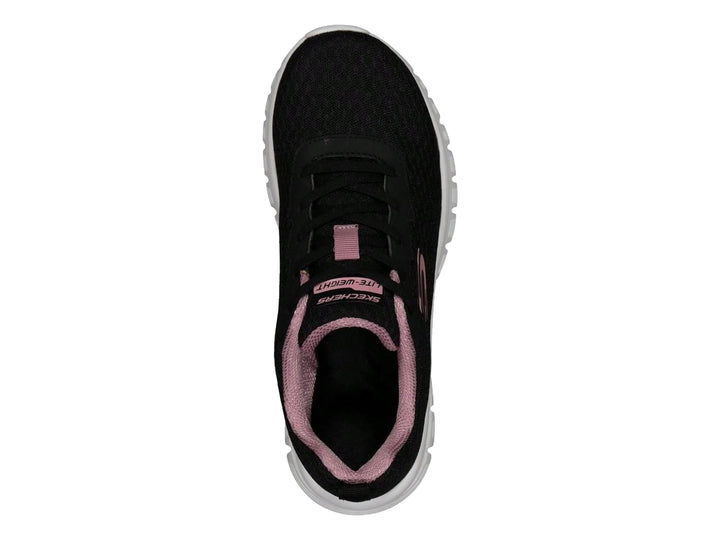 Tenis deportivos Skechers para mujer en color negro con suela blanca y detalles en rosa.