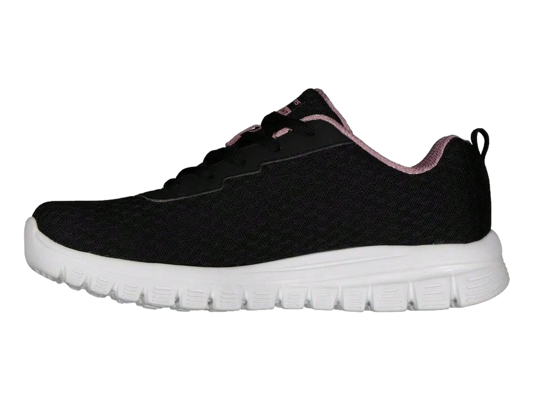 Tenis deportivos Skechers para mujer en color negro con suela blanca y detalles en rosa.