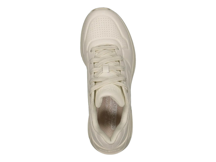 Tenis deportivos Skechers para mujer en color blanco con amortiguación visible en el talón.
