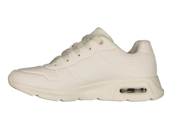 Tenis deportivos Skechers para mujer en color blanco con amortiguación visible en el talón.