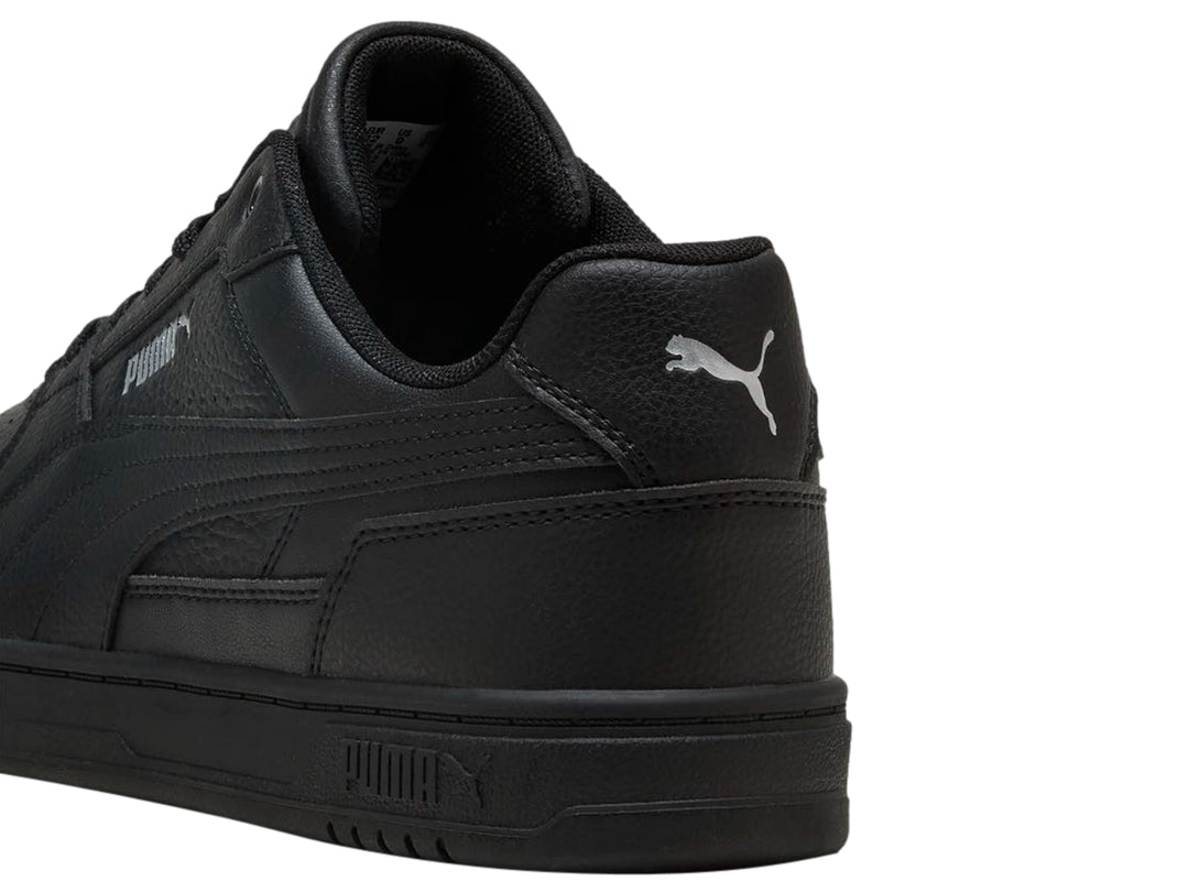 Tenis Puma Caven III color negro, vista lateral, diseño deportivo y casual.