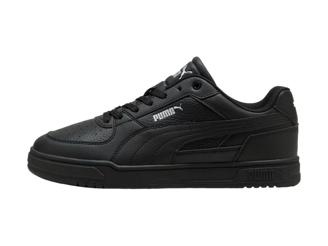 Tenis Puma Caven III color negro, vista lateral, diseño deportivo y casual.