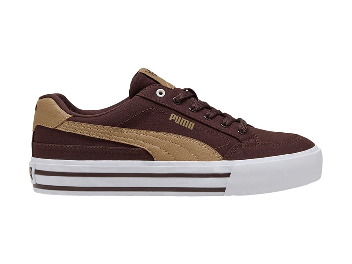 Tenis PUMA Court Classic Vulc color chocolate y taupe con suela blanca.