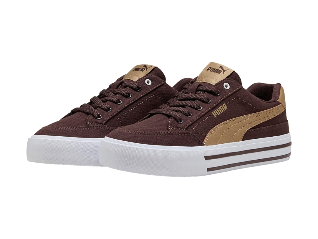 Tenis PUMA Court Classic Vulc color chocolate y taupe con suela blanca.