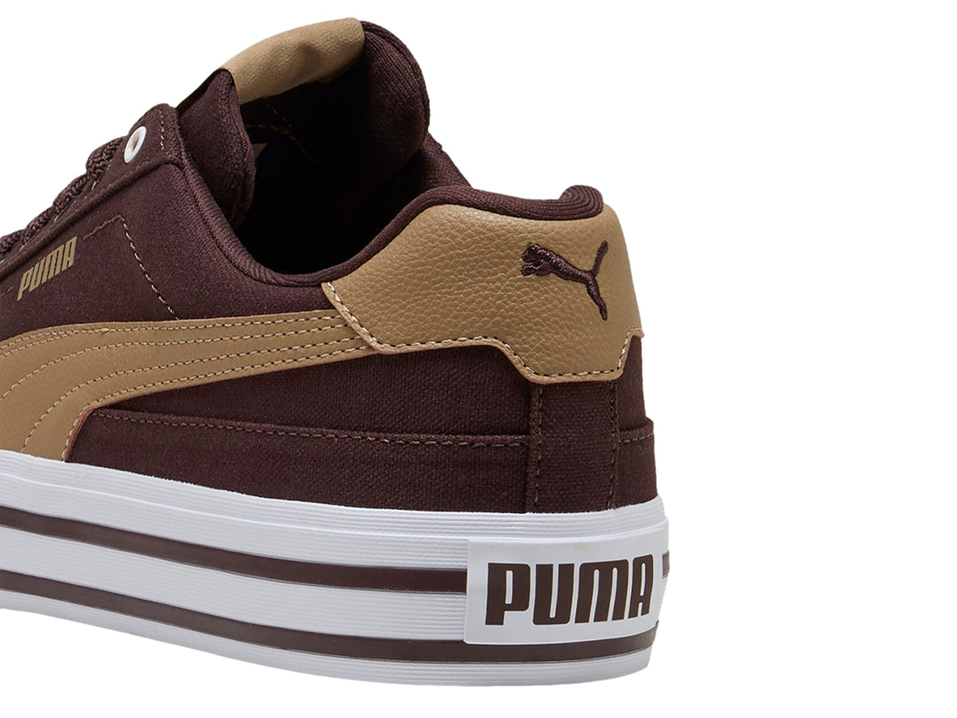 Tenis PUMA Court Classic Vulc color chocolate y taupe con suela blanca.