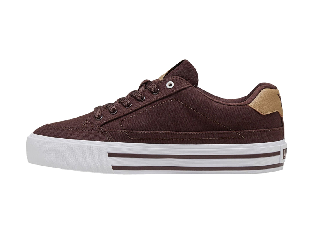 Tenis PUMA Court Classic Vulc color chocolate y taupe con suela blanca.