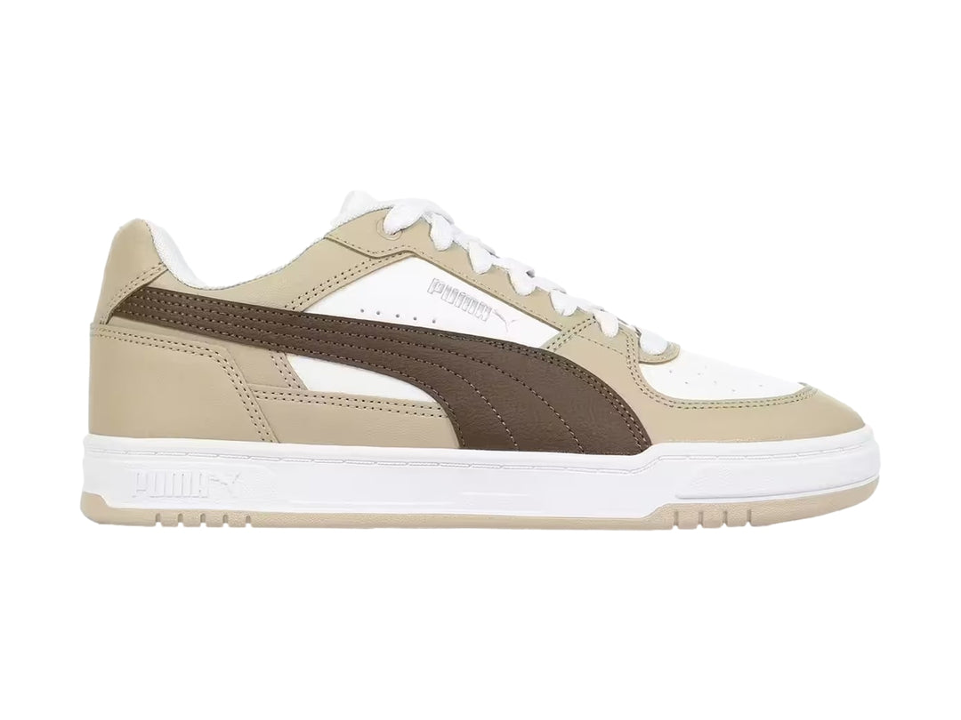 Tenis PUMA Caven III color beige y blanco con franja marrón, vista lateral sobre fondo blanco.