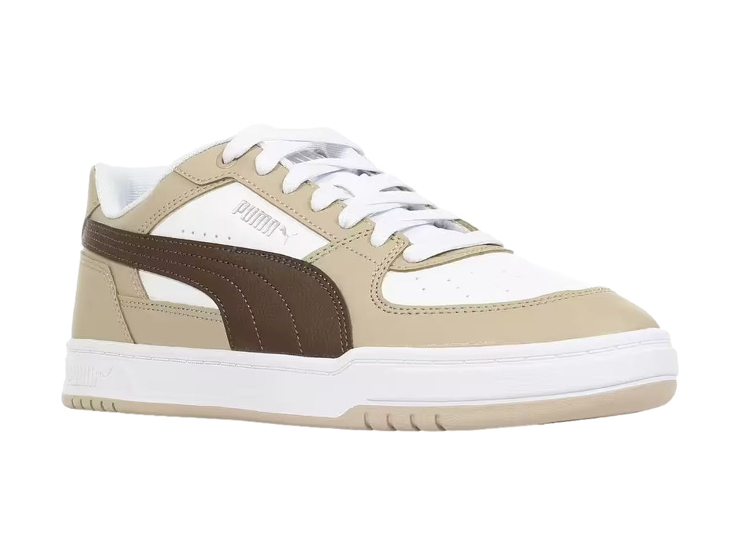 Tenis PUMA Caven III color beige y blanco con franja marrón, vista lateral sobre fondo blanco.