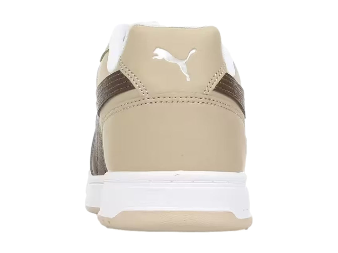Tenis PUMA Caven III color beige y blanco con franja marrón, vista lateral sobre fondo blanco.