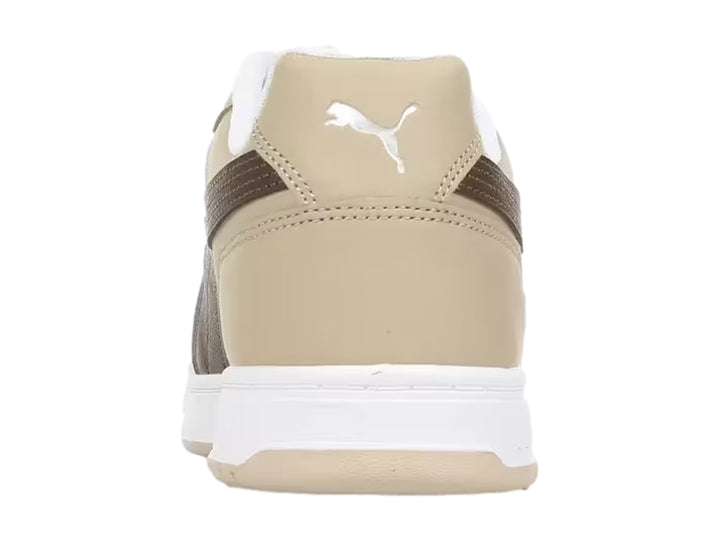 Tenis PUMA Caven III color beige y blanco con franja marrón, vista lateral sobre fondo blanco.