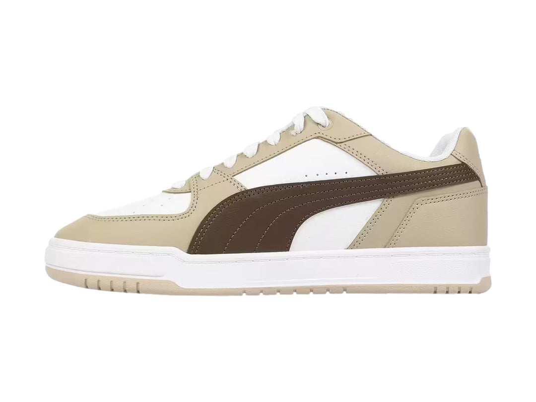 Tenis PUMA Caven III color beige y blanco con franja marrón, vista lateral sobre fondo blanco.
