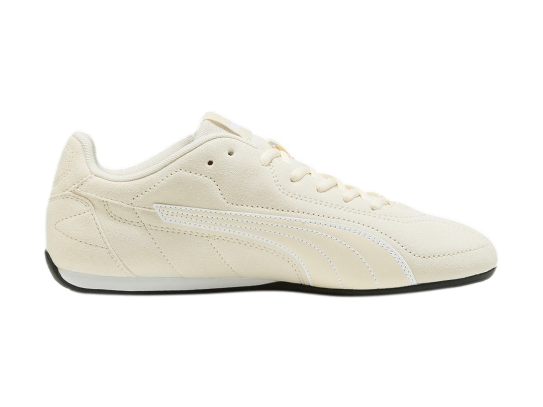 Tenis PUMA Catch SD color blanco alpino con franja lateral blanca y suela negra.