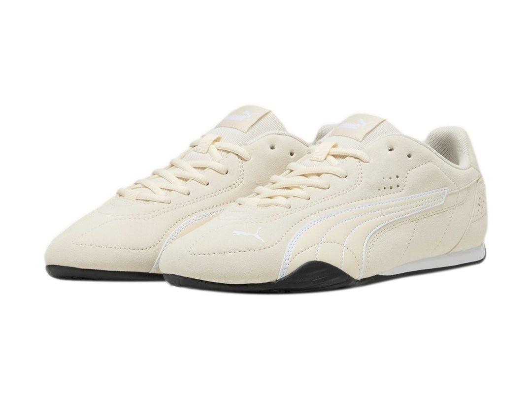 Tenis PUMA Catch SD color blanco alpino con franja lateral blanca y suela negra.