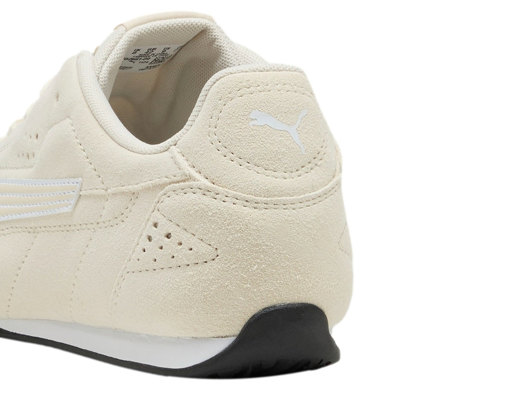 Tenis PUMA Catch SD color blanco alpino con franja lateral blanca y suela negra.