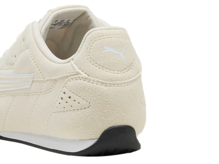Tenis PUMA Catch SD color blanco alpino con franja lateral blanca y suela negra.