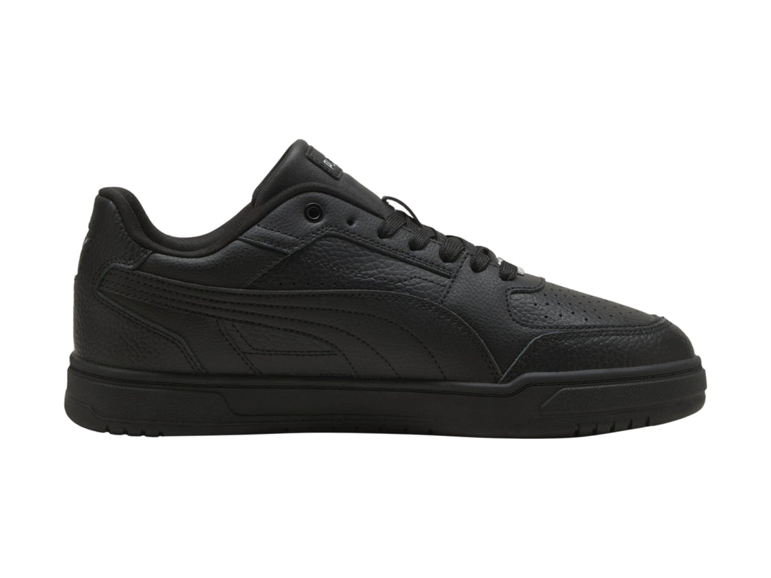 Tenis Puma Caven III Plus color negro, vista lateral sobre fondo blanco.