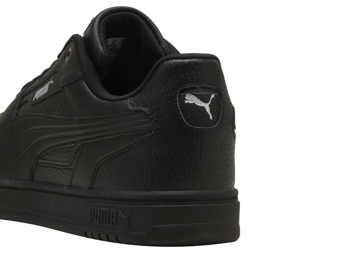 Tenis Puma Caven III Plus color negro, vista lateral sobre fondo blanco.