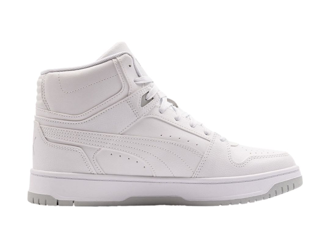 Tenis Puma Rebound Slam Mid color blanco con suela gris claro, vista lateral.