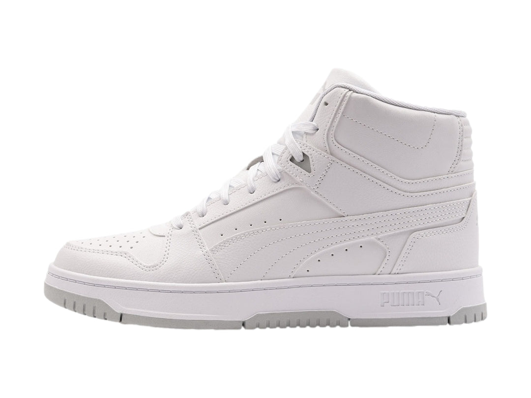 Tenis Puma Rebound Slam Mid color blanco con suela gris claro, vista lateral.