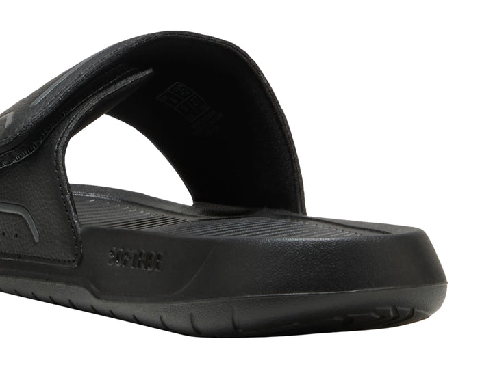 Sandalia PUMA RoyalCat Comfort 2 de color negro, vista lateral sobre fondo blanco.