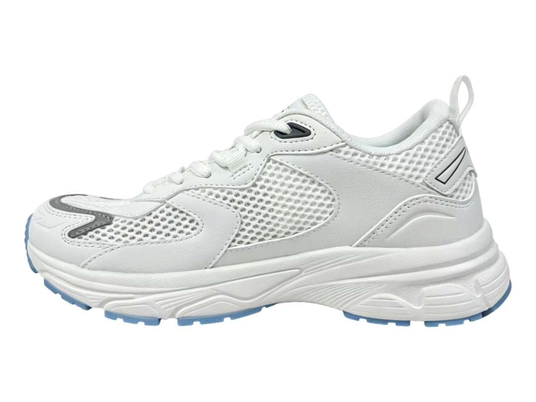Tenis Champion Libranta color blanco con detalles en azul y suela robusta sobre fondo blanco.