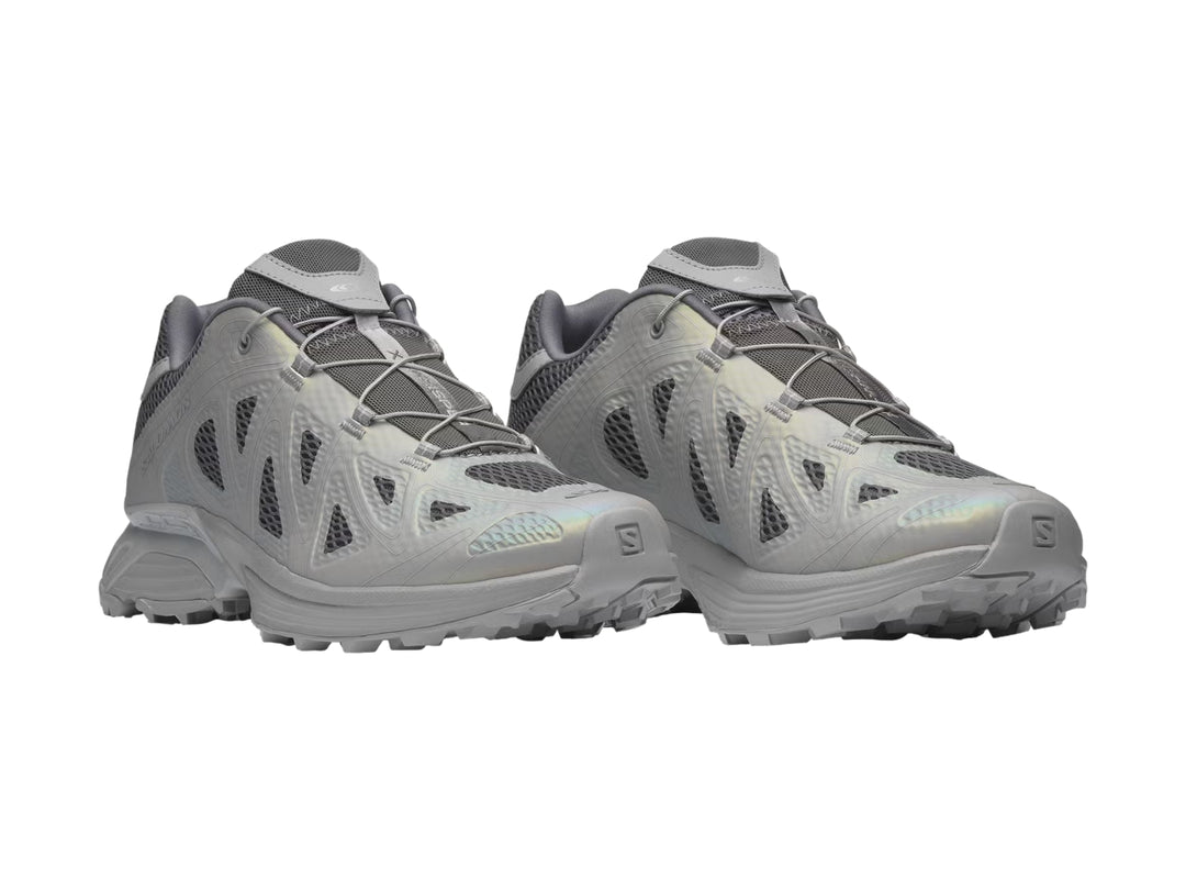 Tenis deportivos Salomon XT-Whisper color gris tornasol con malla transpirable y suela robusta.