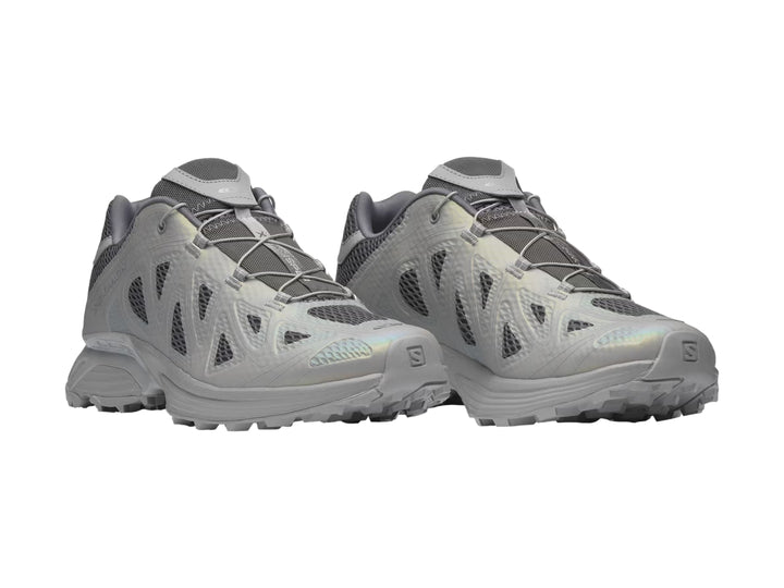 Tenis deportivos Salomon XT-Whisper color gris tornasol con malla transpirable y suela robusta.