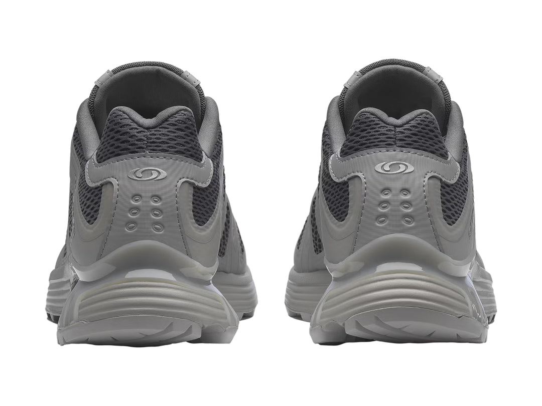 Tenis deportivos Salomon XT-Whisper color gris tornasol con malla transpirable y suela robusta.