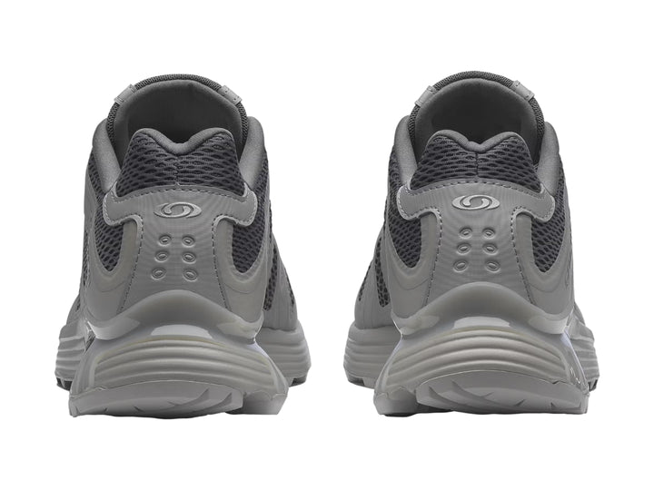 Tenis deportivos Salomon XT-Whisper color gris tornasol con malla transpirable y suela robusta.