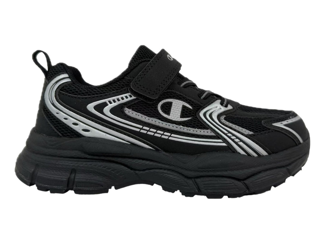 Tenis Champion Chrome Retro color negro con detalles plateados, suela gruesa y cierre de velcro.