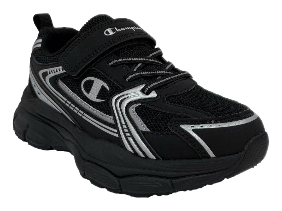 Tenis Champion Chrome Retro color negro con detalles plateados, suela gruesa y cierre de velcro.
