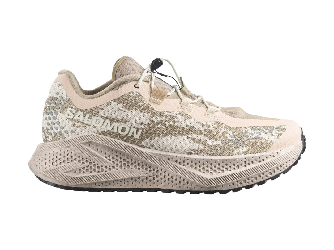 Tenis deportivos Salomon Aero Glide 4 en color café claro con suela gruesa y diseño transpirable.