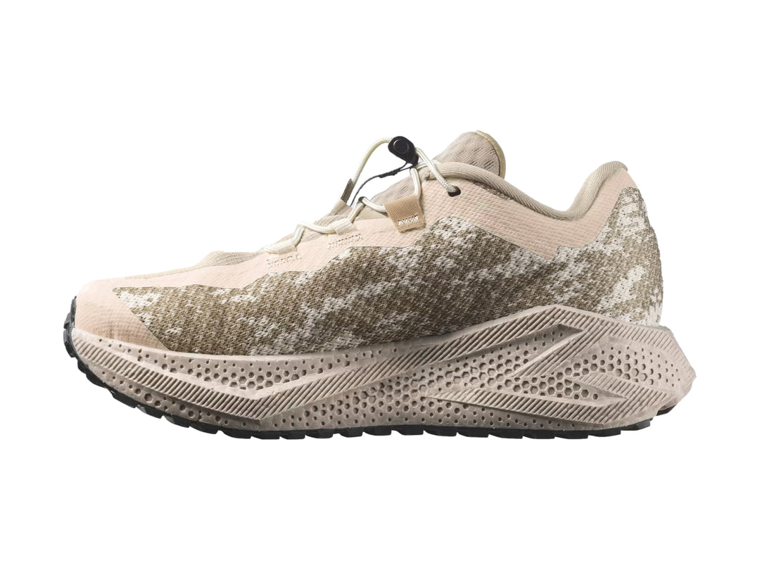 Tenis deportivos Salomon Aero Glide 4 en color café claro con suela gruesa y diseño transpirable.