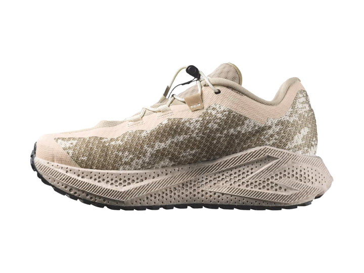 Tenis deportivos Salomon Aero Glide 4 en color café claro con suela gruesa y diseño transpirable.