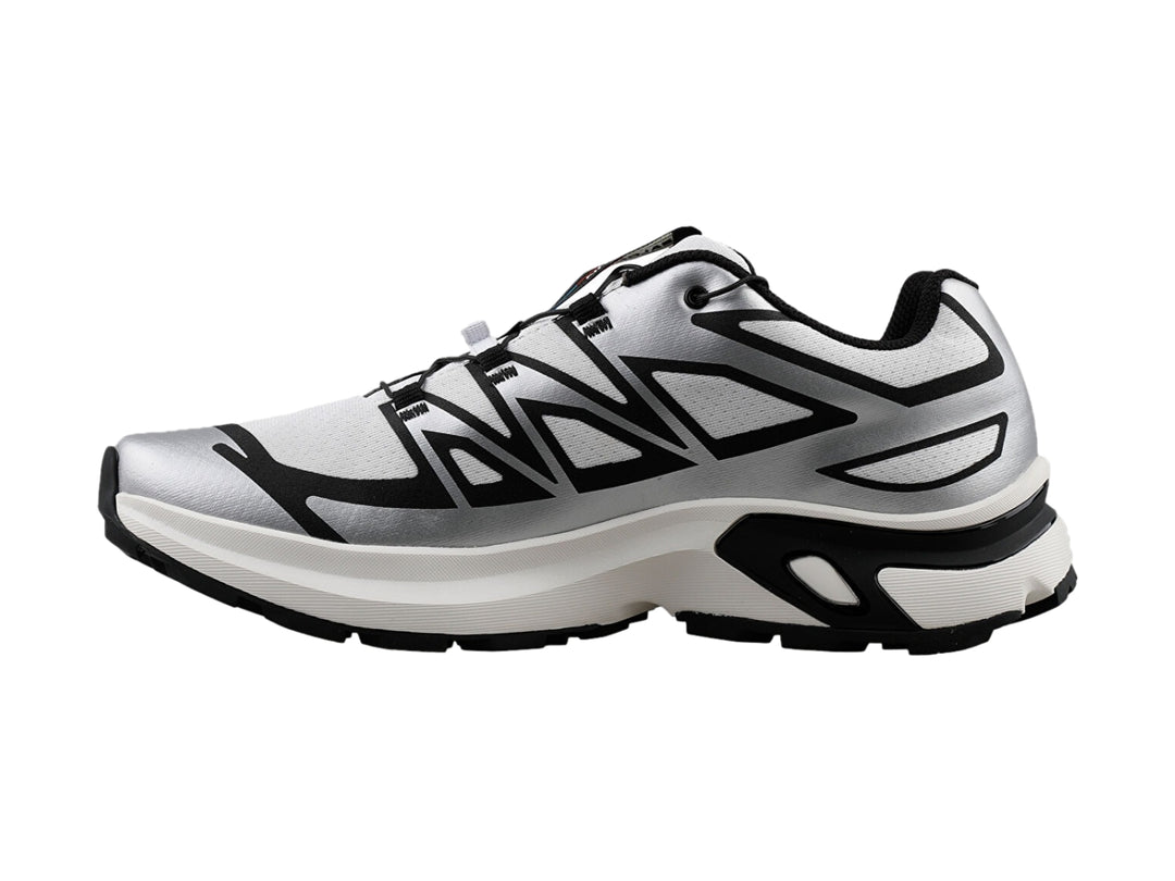 Tenis deportivos Salomon XT-EVR en color blanco con detalles y suela en negro.