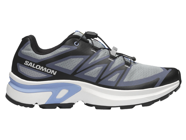 Tenis deportivos Salomon XT-EVR color gris y negro con suela blanca y detalles azul claro.