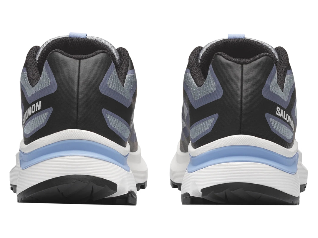 Tenis deportivos Salomon XT-EVR color gris y negro con suela blanca y detalles azul claro.
