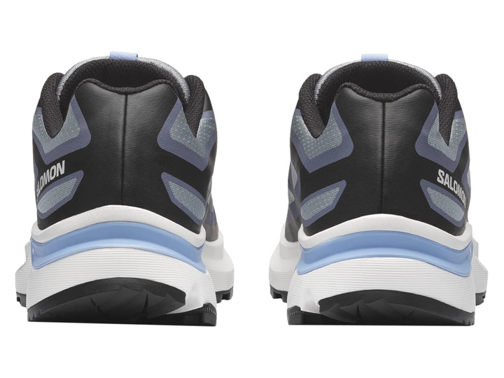 Tenis deportivos Salomon XT-EVR color gris y negro con suela blanca y detalles azul claro.