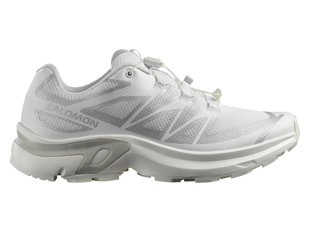 Tenis deportivos Salomon XT-EVR color blanco con detalles en gris y suela robusta.