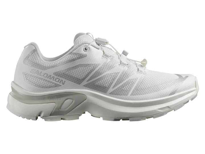 Tenis deportivos Salomon XT-EVR color blanco con detalles en gris y suela robusta.