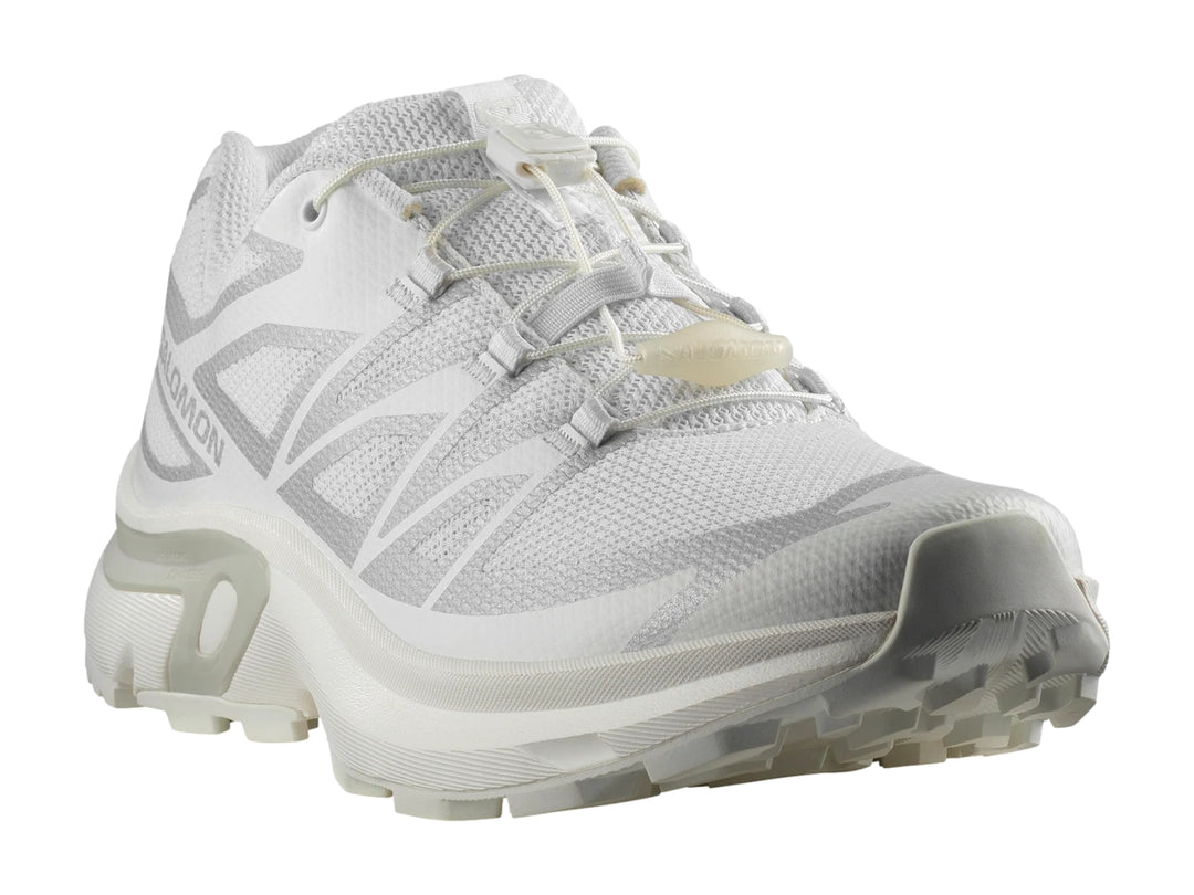 Tenis deportivos Salomon XT-EVR color blanco con detalles en gris y suela robusta.