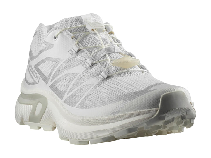 Tenis deportivos Salomon XT-EVR color blanco con detalles en gris y suela robusta.