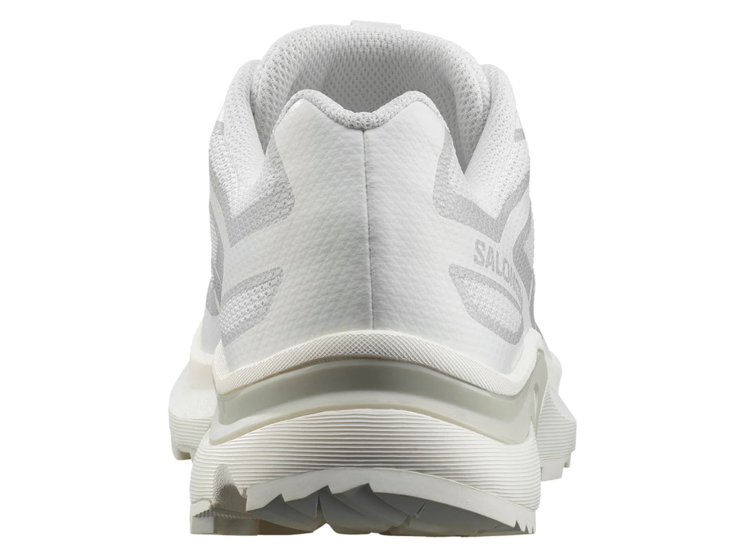 Tenis deportivos Salomon XT-EVR color blanco con detalles en gris y suela robusta.