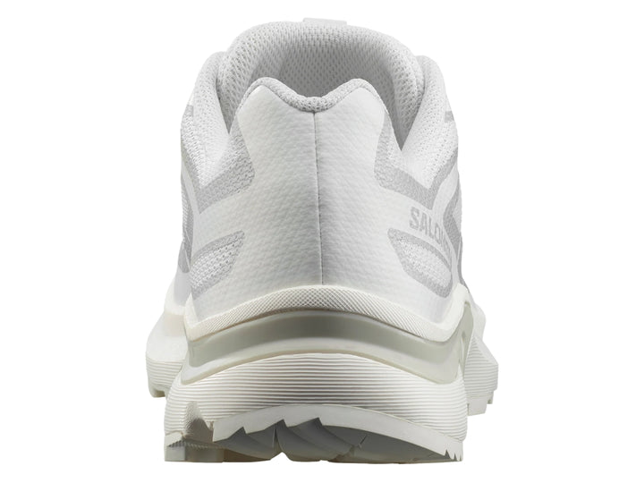 Tenis deportivos Salomon XT-EVR color blanco con detalles en gris y suela robusta.