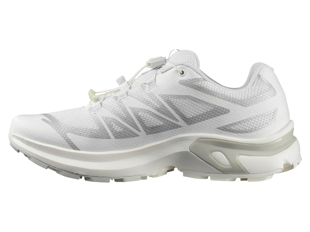 Tenis deportivos Salomon XT-EVR color blanco con detalles en gris y suela robusta.