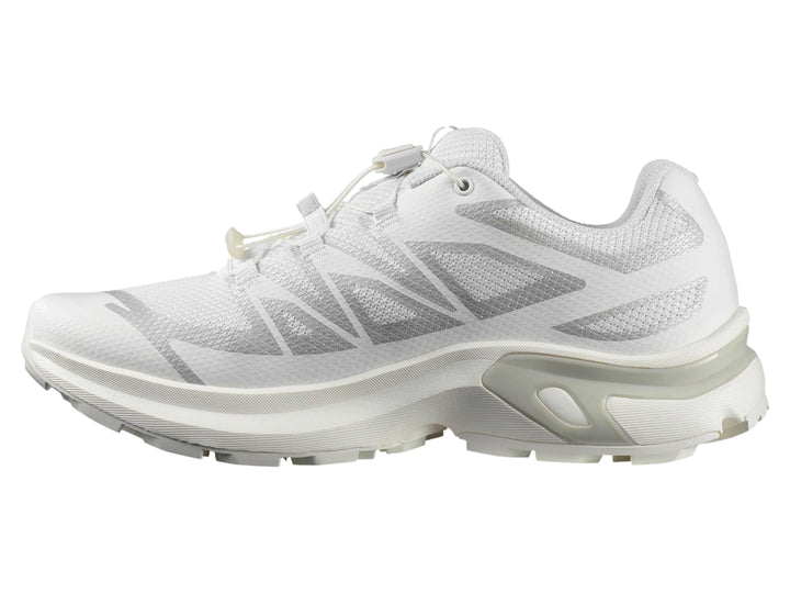 Tenis deportivos Salomon XT-EVR color blanco con detalles en gris y suela robusta.