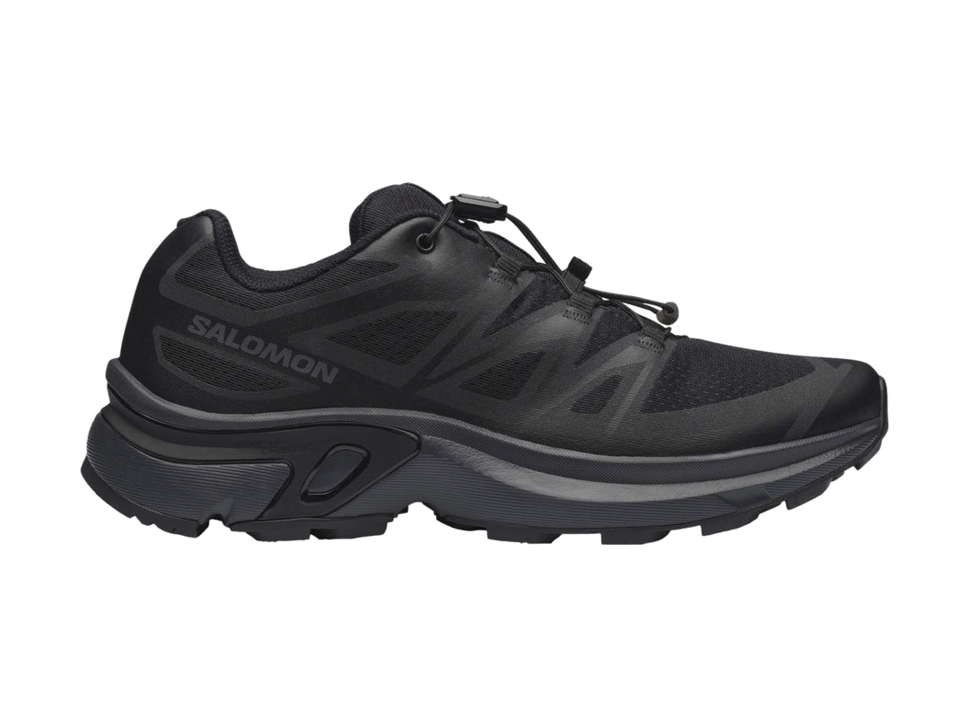 Tenis deportivos Salomon XT-EVR color negro, vista lateral sobre fondo blanco.