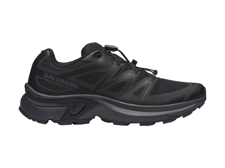 Tenis deportivos Salomon XT-EVR color negro, vista lateral sobre fondo blanco.